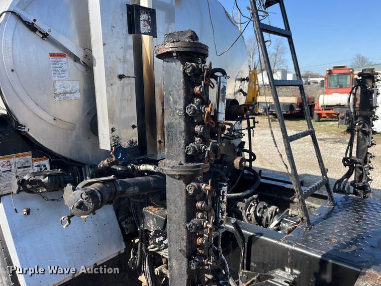 image for item LD9346 2005 Sterling L7500 oil distributor truck