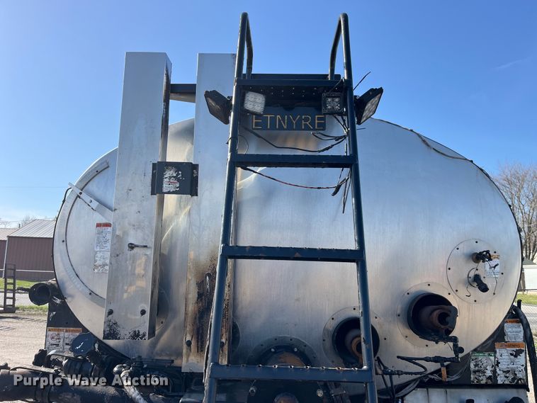 image for item LD9346 2005 Sterling L7500 oil distributor truck