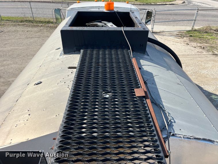 image for item LD9346 2005 Sterling L7500 oil distributor truck