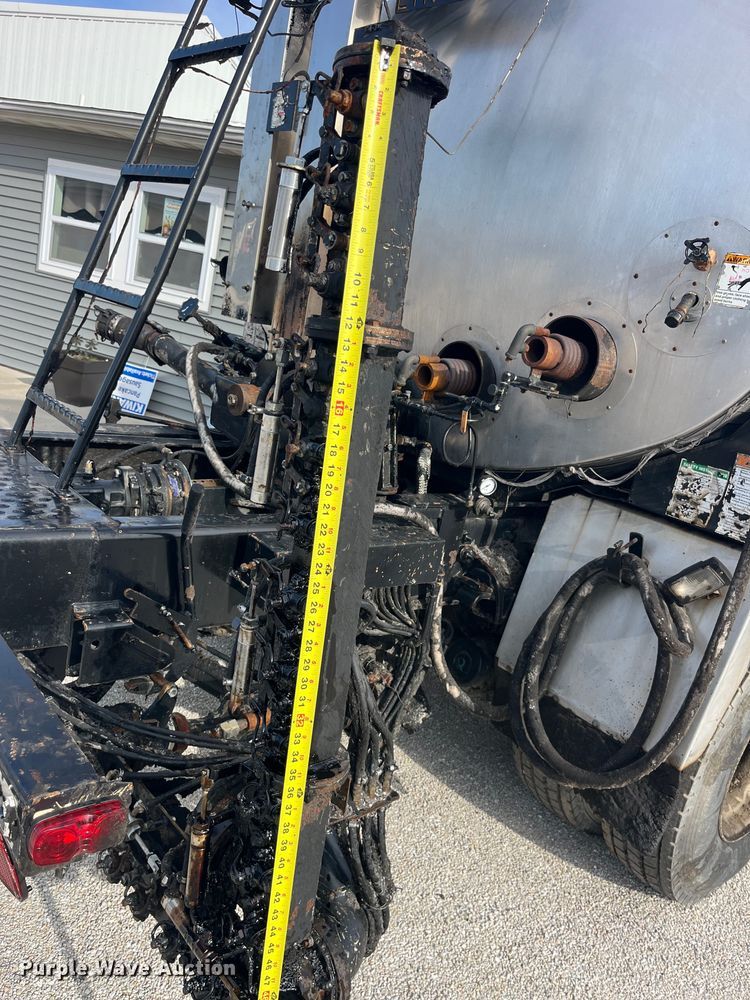 image for item LD9346 2005 Sterling L7500 oil distributor truck