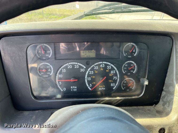 image for item LD9346 2005 Sterling L7500 oil distributor truck