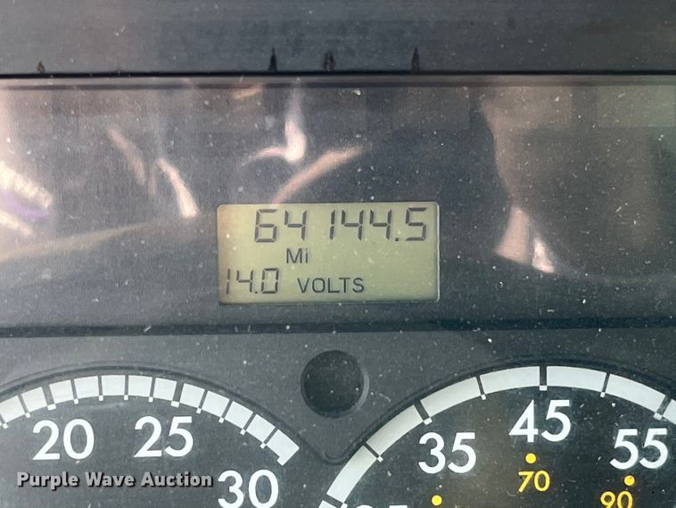 image for item LD9346 2005 Sterling L7500 oil distributor truck