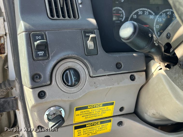 image for item LD9346 2005 Sterling L7500 oil distributor truck