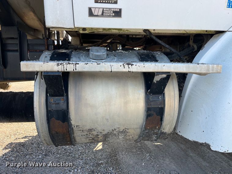 image for item LD9346 2005 Sterling L7500 oil distributor truck