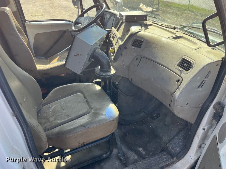 image for item LD9346 2005 Sterling L7500 oil distributor truck