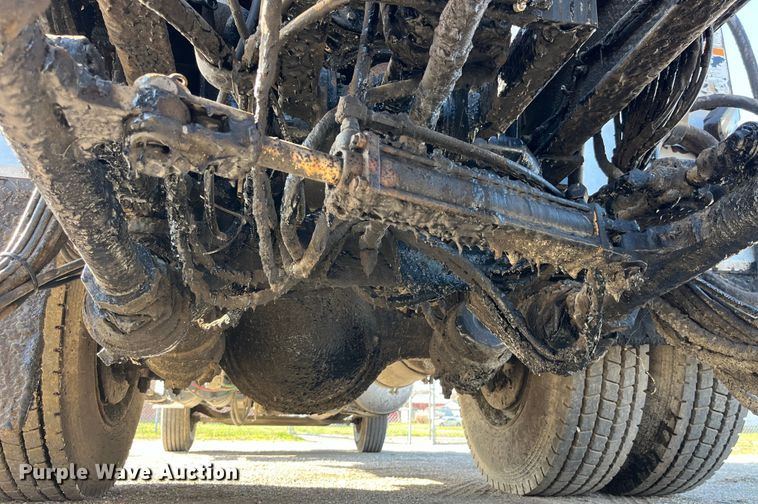 image for item LD9346 2005 Sterling L7500 oil distributor truck