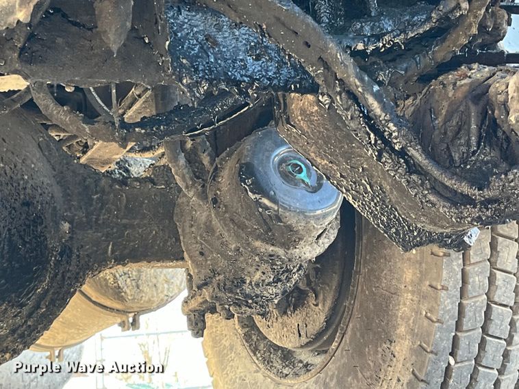 image for item LD9346 2005 Sterling L7500 oil distributor truck