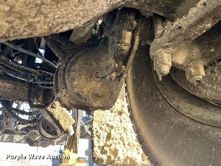 image for item LD9346 2005 Sterling L7500 oil distributor truck