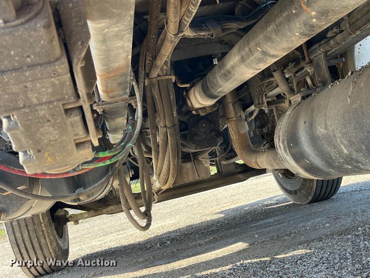 image for item LD9346 2005 Sterling L7500 oil distributor truck