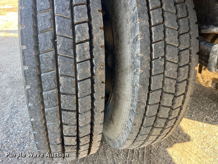 image for item LD9346 2005 Sterling L7500 oil distributor truck