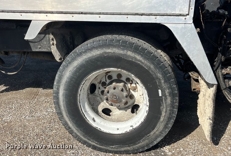 image for item LD9346 2005 Sterling L7500 oil distributor truck