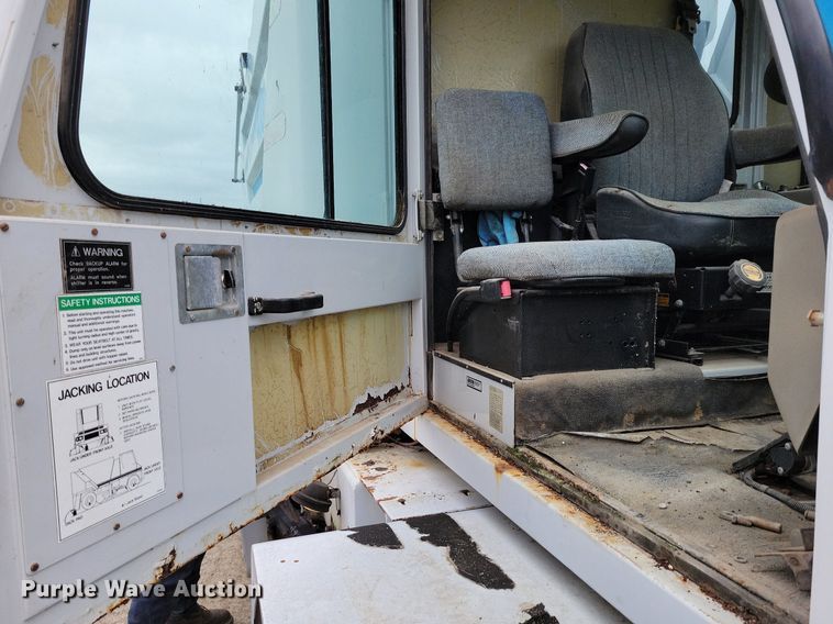 image for item MQ9704 1999 Johnston  4000 street sweeper