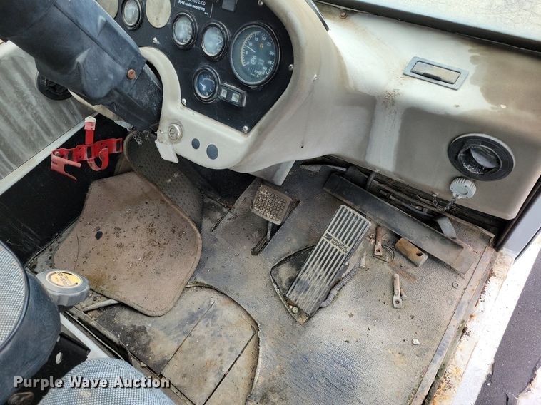 image for item MQ9704 1999 Johnston  4000 street sweeper