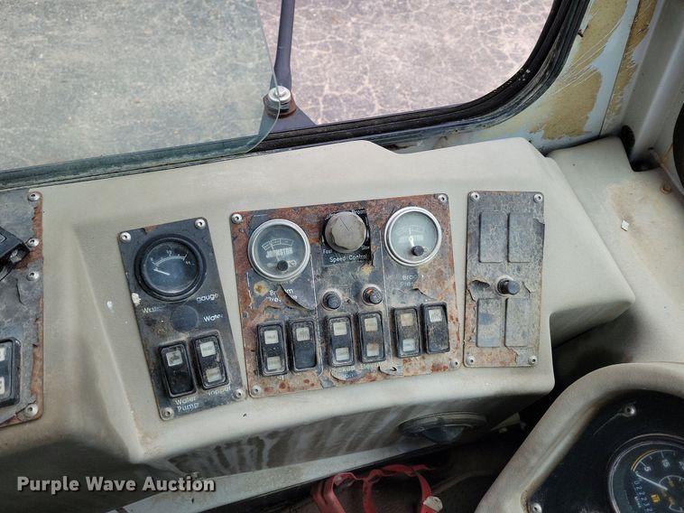 image for item MQ9704 1999 Johnston  4000 street sweeper