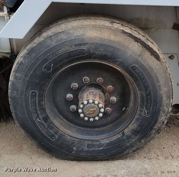 image for item MQ9704 1999 Johnston  4000 street sweeper