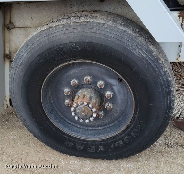 image for item MQ9704 1999 Johnston  4000 street sweeper