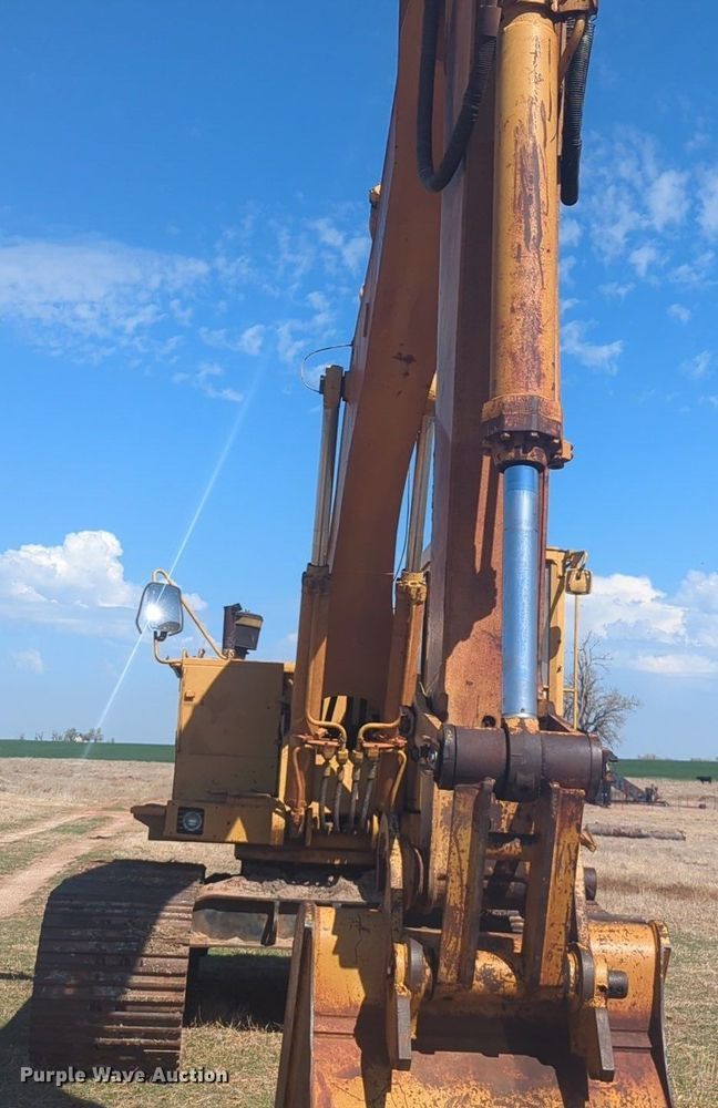 image for item NG9328 1990 Caterpillar 231D excavator