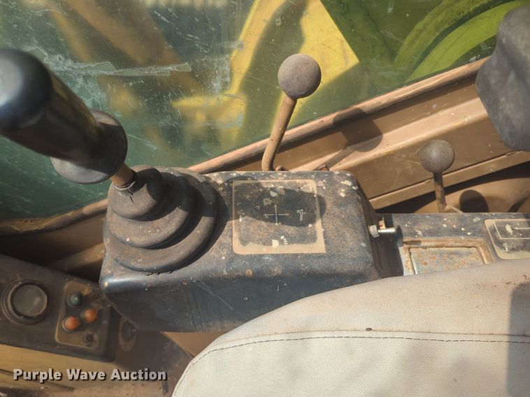 image for item NG9328 1990 Caterpillar 231D excavator