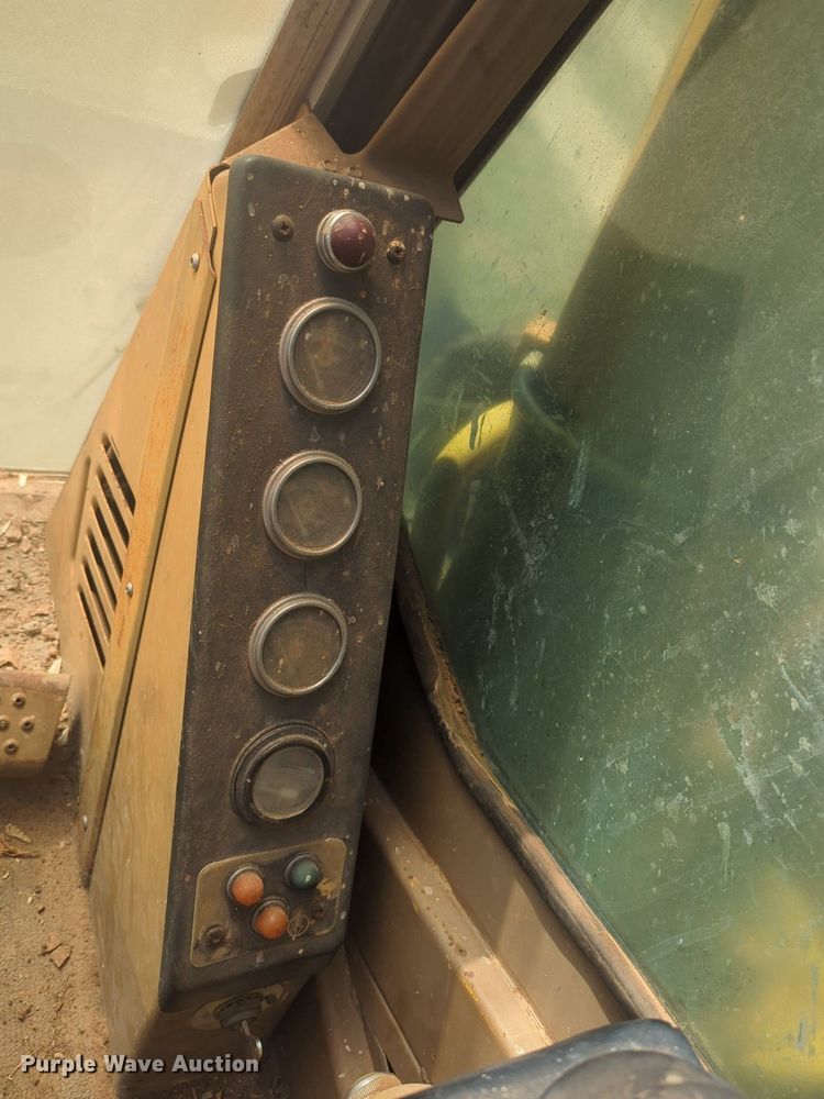 image for item NG9328 1990 Caterpillar 231D excavator