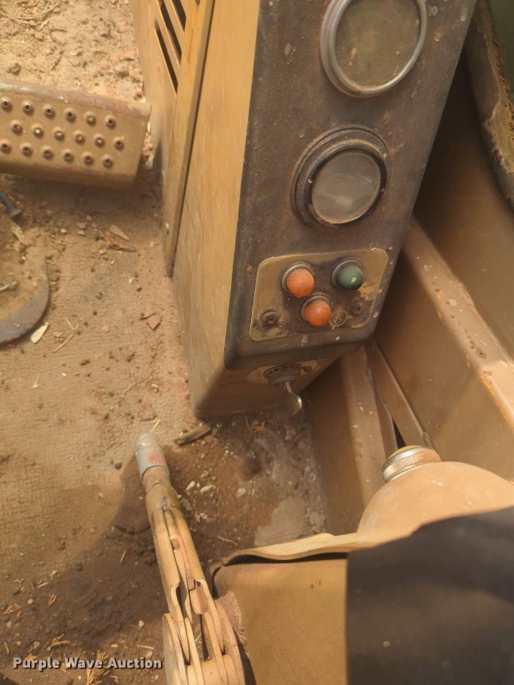 image for item NG9328 1990 Caterpillar 231D excavator