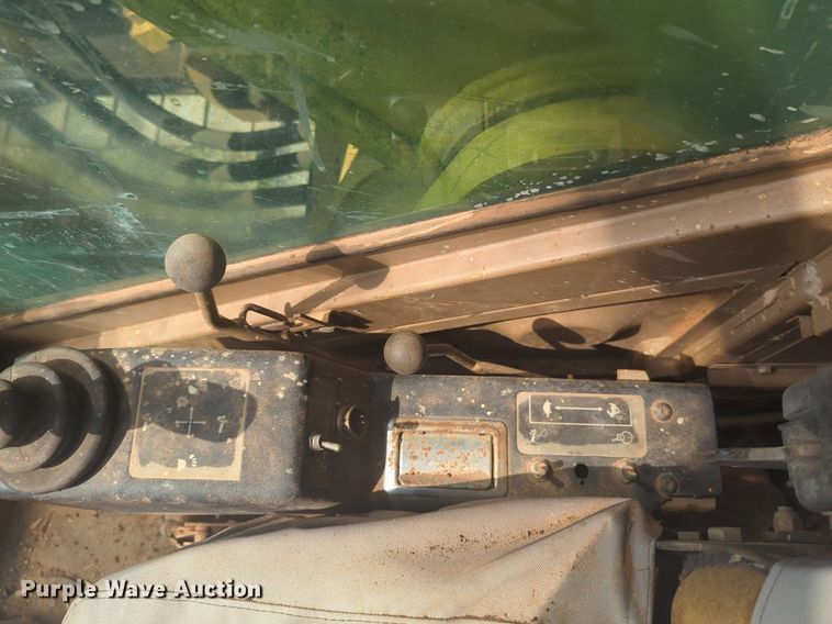 image for item NG9328 1990 Caterpillar 231D excavator