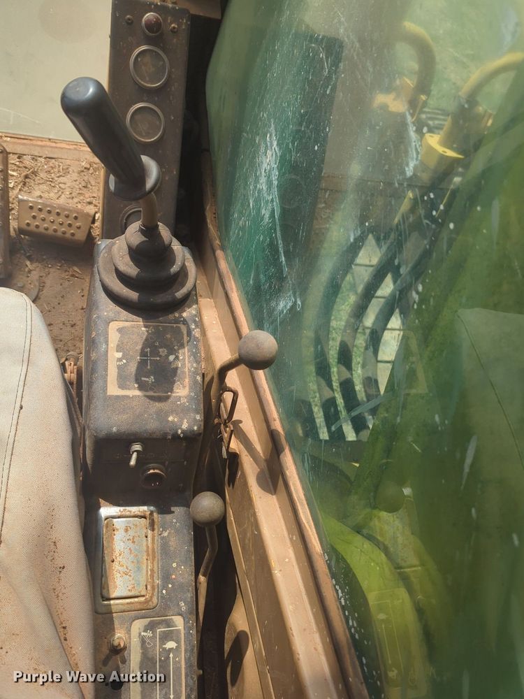 image for item NG9328 1990 Caterpillar 231D excavator