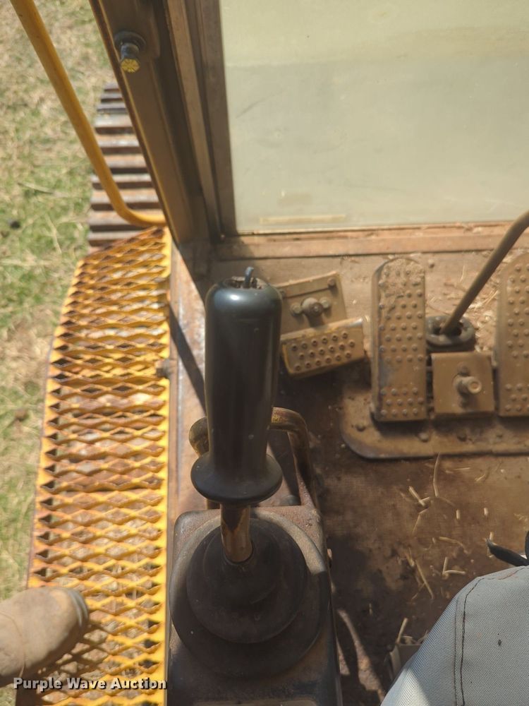 image for item NG9328 1990 Caterpillar 231D excavator