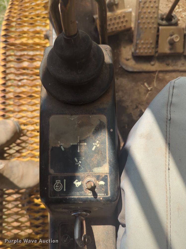 image for item NG9328 1990 Caterpillar 231D excavator