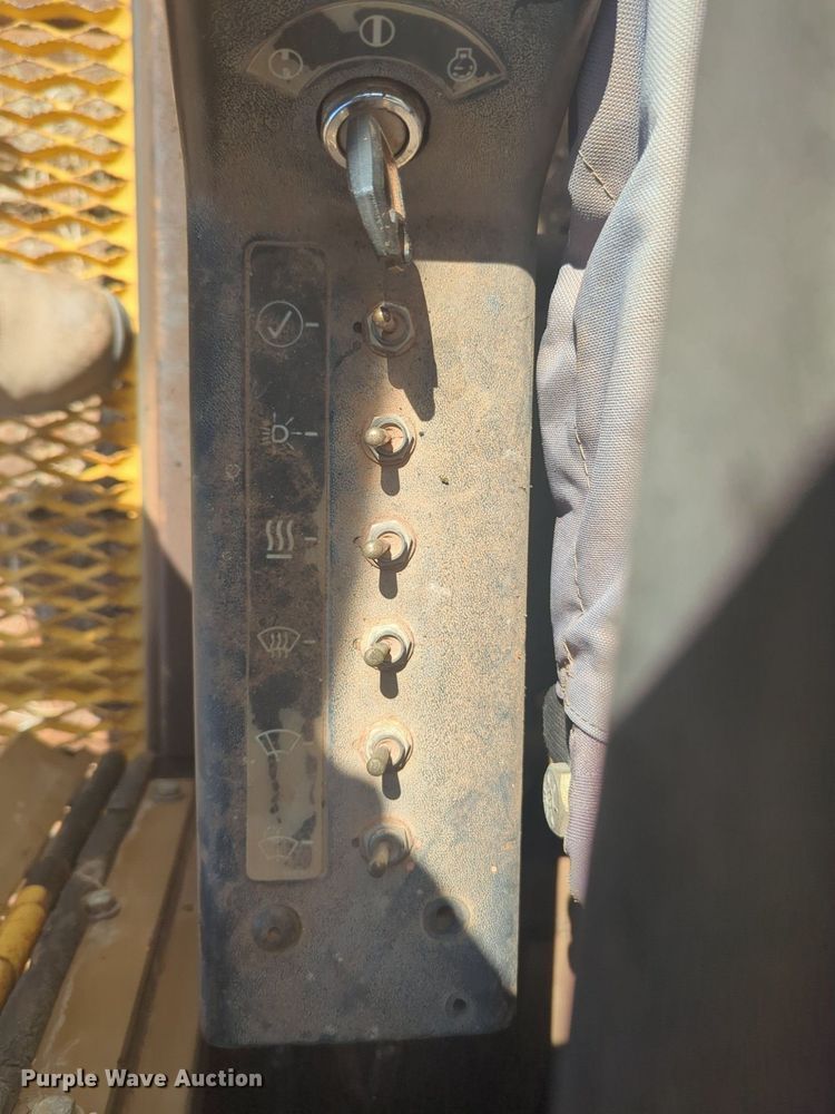 image for item NG9328 1990 Caterpillar 231D excavator