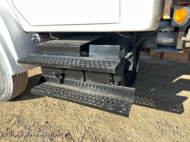 image for item NJ9493 1997 International 4700 dump flatbed truck