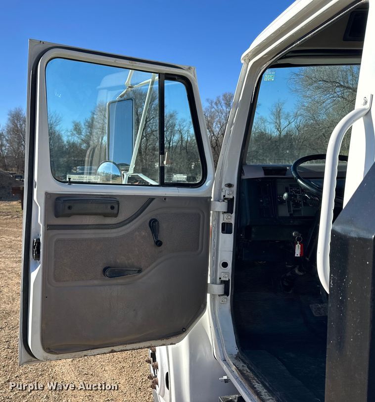 image for item NJ9493 1997 International 4700 dump flatbed truck