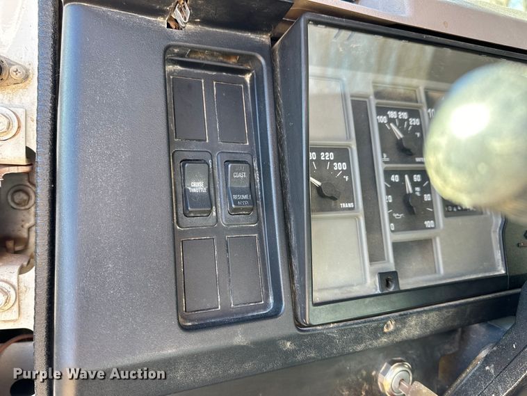 image for item NJ9493 1997 International 4700 dump flatbed truck