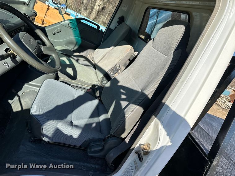 image for item NJ9494 1999 Isuzu NPR flatbed truck