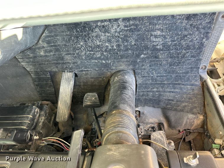 image for item NJ9494 1999 Isuzu NPR flatbed truck