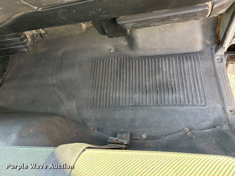 image for item NJ9494 1999 Isuzu NPR flatbed truck