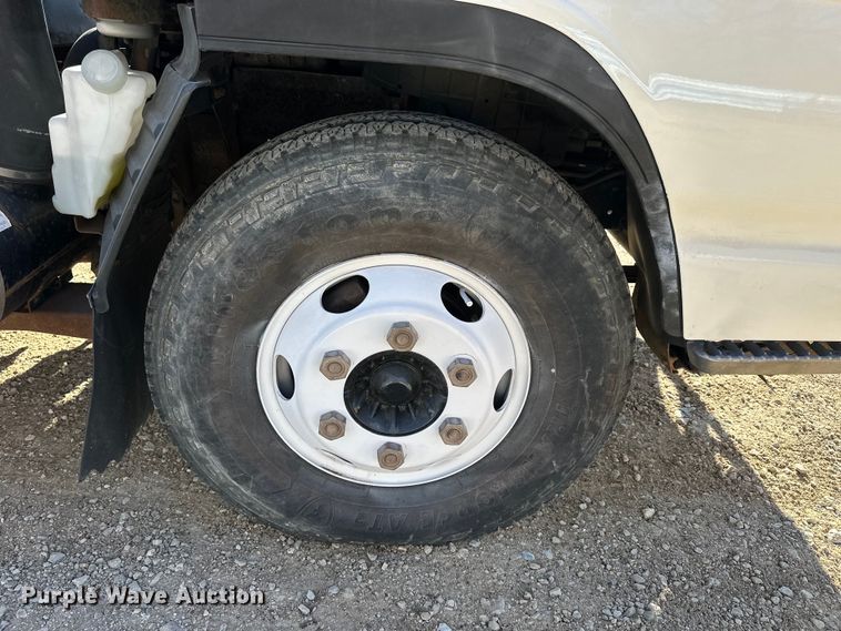 image for item NJ9494 1999 Isuzu NPR flatbed truck