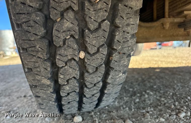 image for item NJ9494 1999 Isuzu NPR flatbed truck