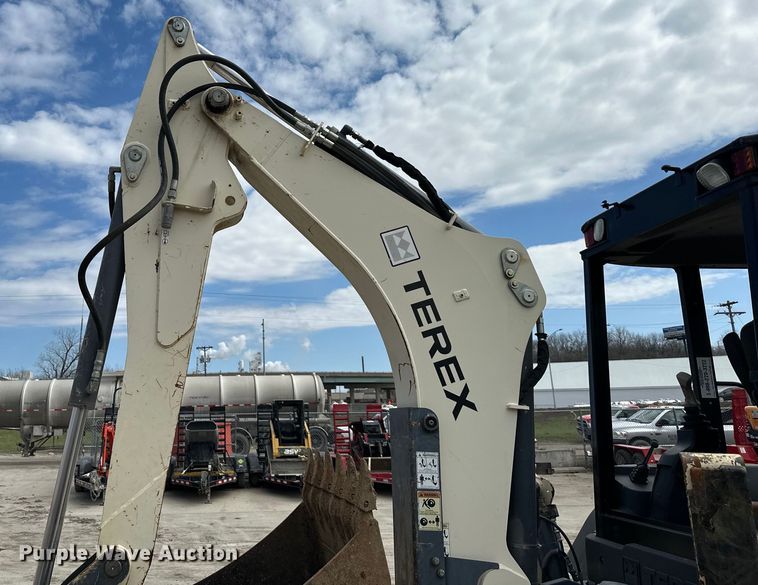 image for item NT9051 2015 Terex TLB840R backhoe