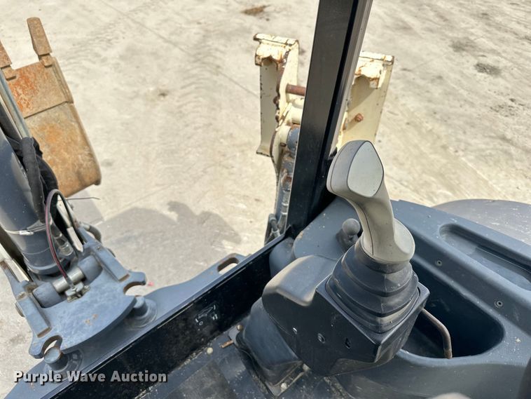 image for item NT9051 2015 Terex TLB840R backhoe