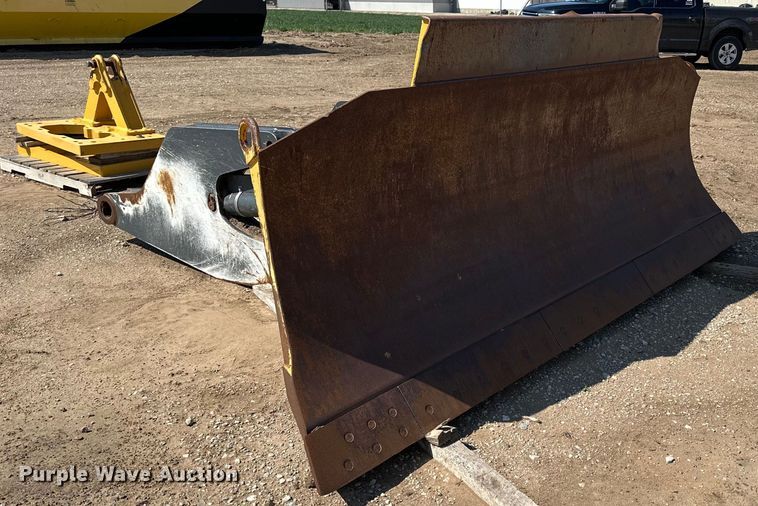 image for item OE9006 John Deere 850L dozer blade