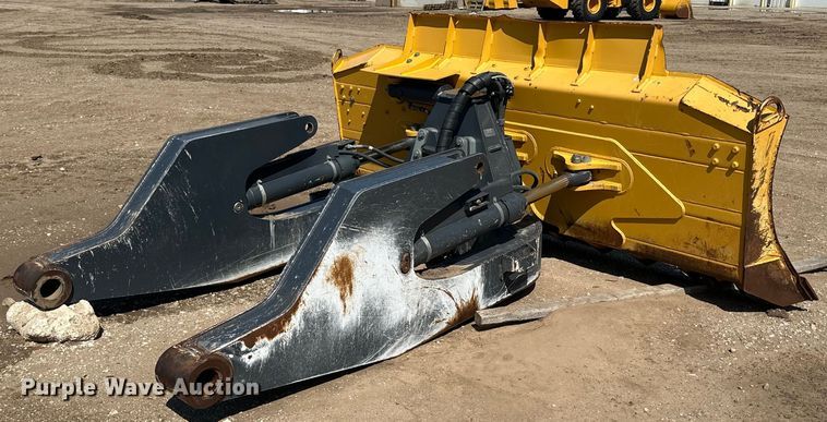 image for item OE9006 John Deere 850L dozer blade