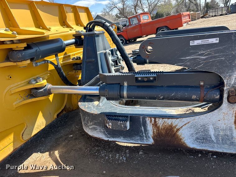 image for item OE9006 John Deere 850L dozer blade