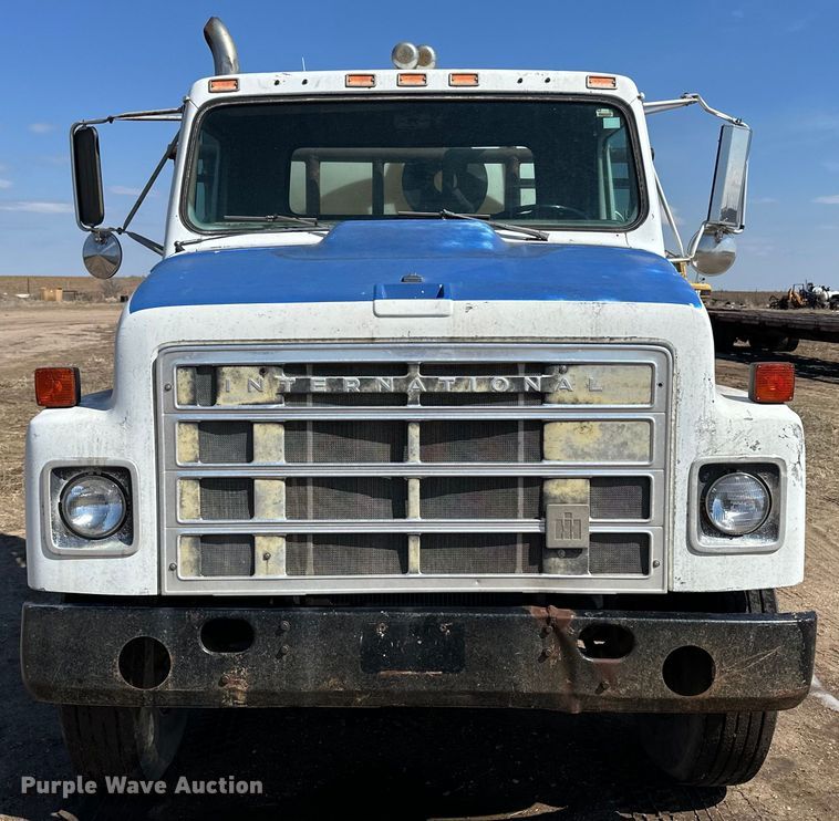 image for item OE9008 1986 International S2300 water truck