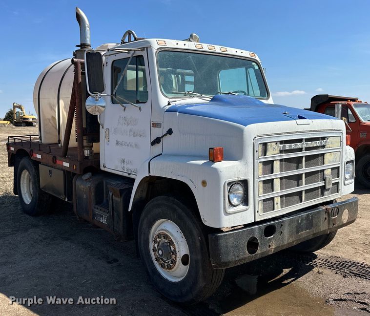 image for item OE9008 1986 International S2300 water truck