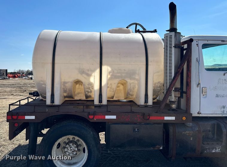 image for item OE9008 1986 International S2300 water truck