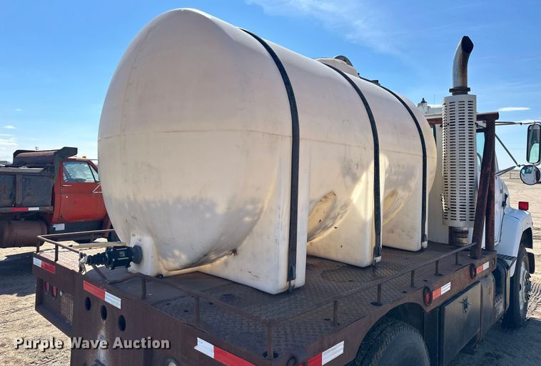 image for item OE9008 1986 International S2300 water truck