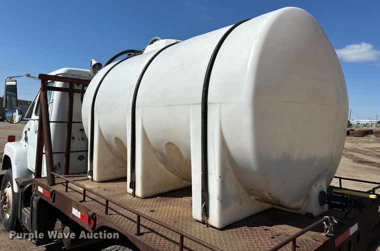 image for item OE9008 1986 International S2300 water truck