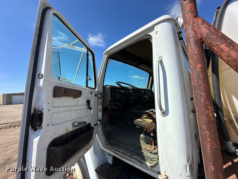 image for item OE9008 1986 International S2300 water truck