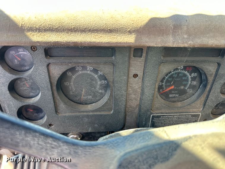 image for item OE9008 1986 International S2300 water truck