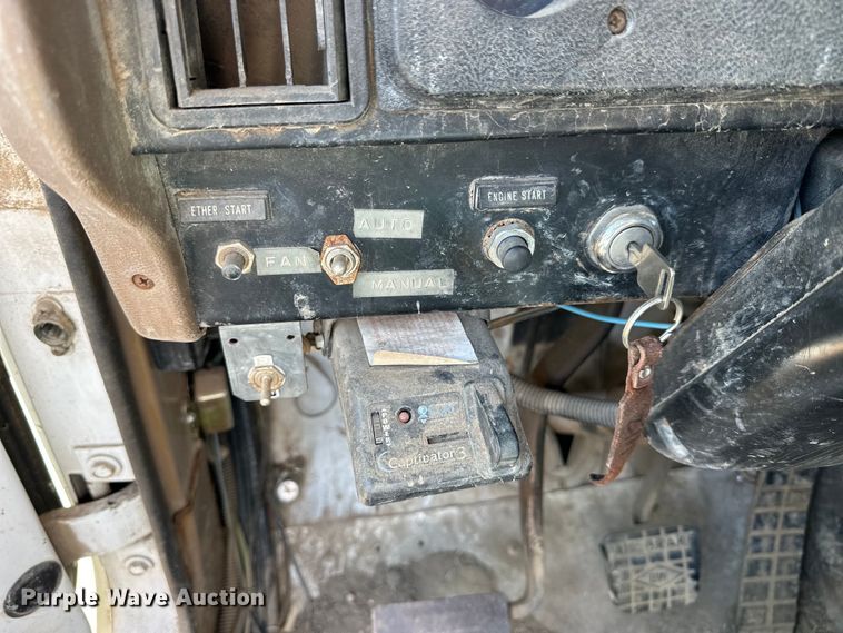 image for item OE9008 1986 International S2300 water truck